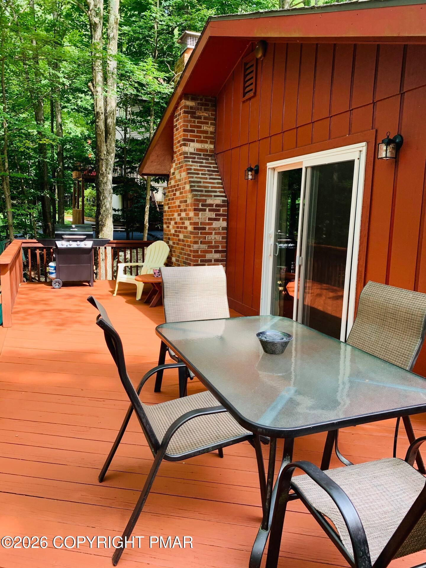 Image 3: DECK DINING AREA