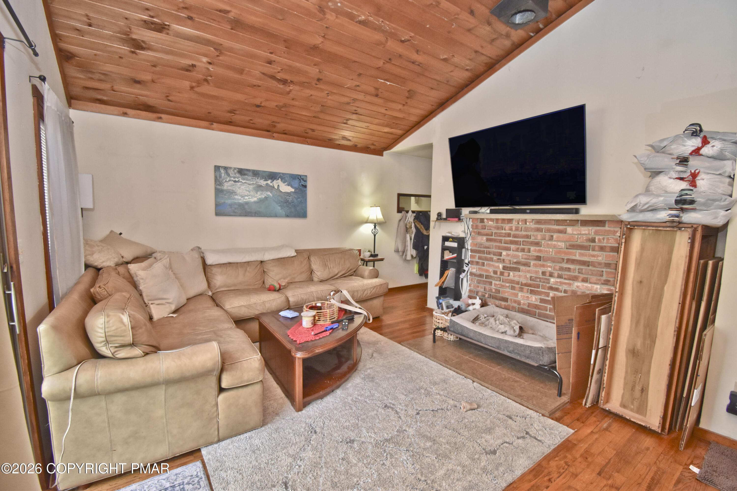 Image 3: 2 Living Room (1)