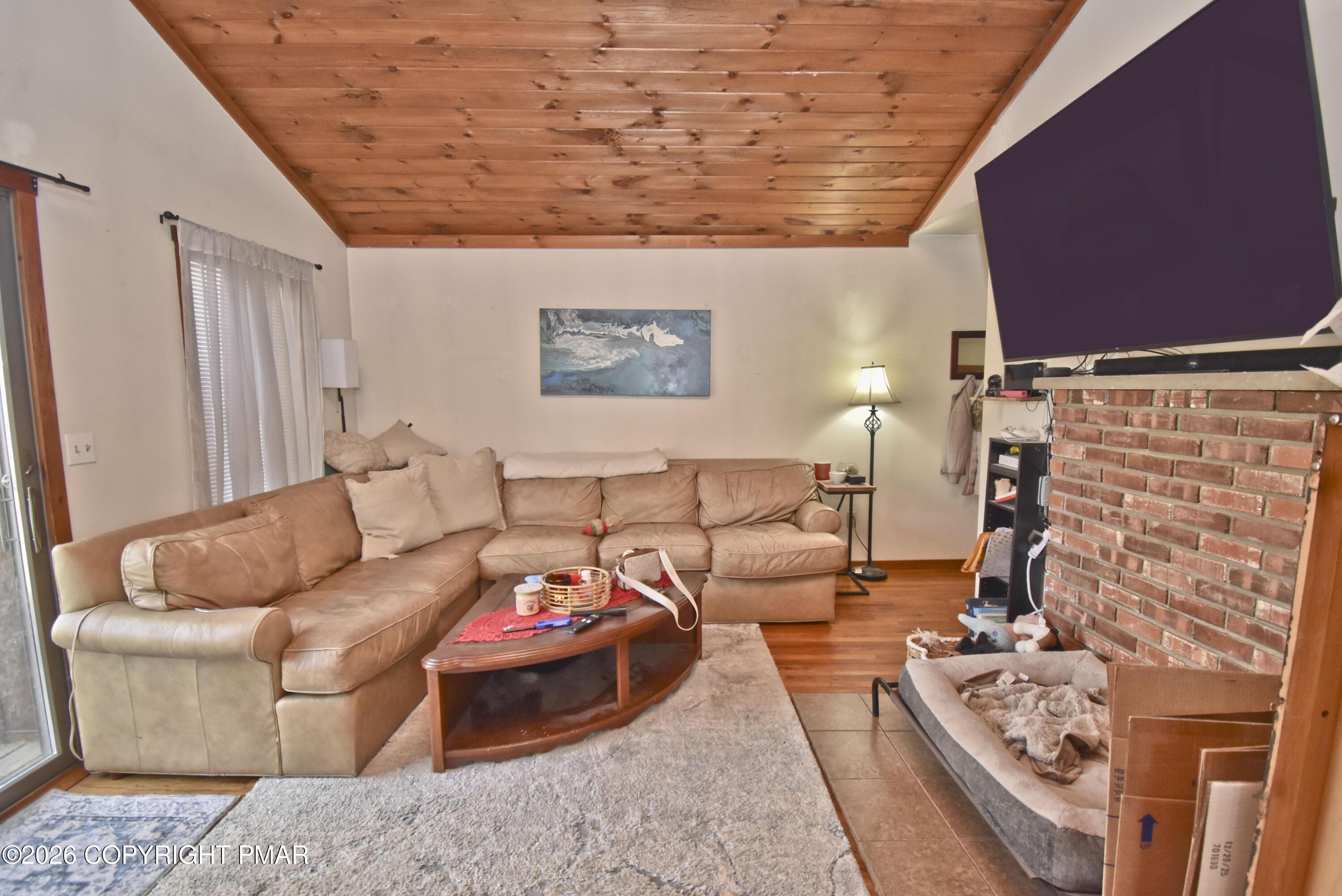 Image 4: 2 Living Room (2)