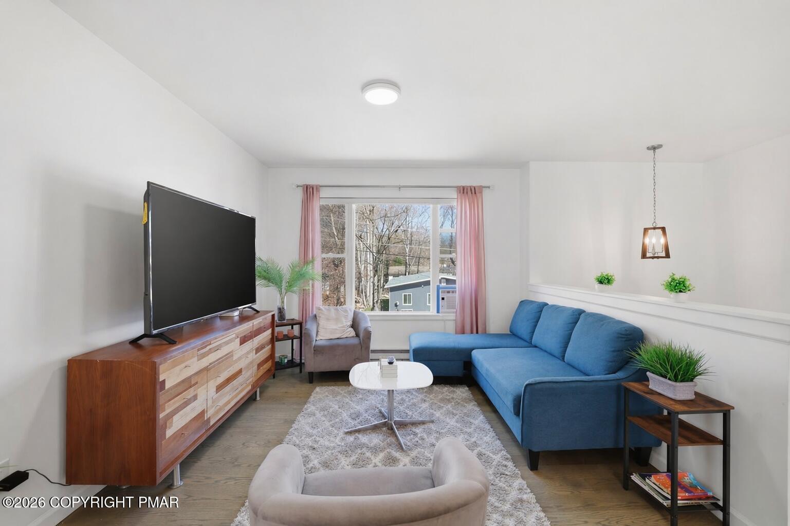 Image 4: Living Room