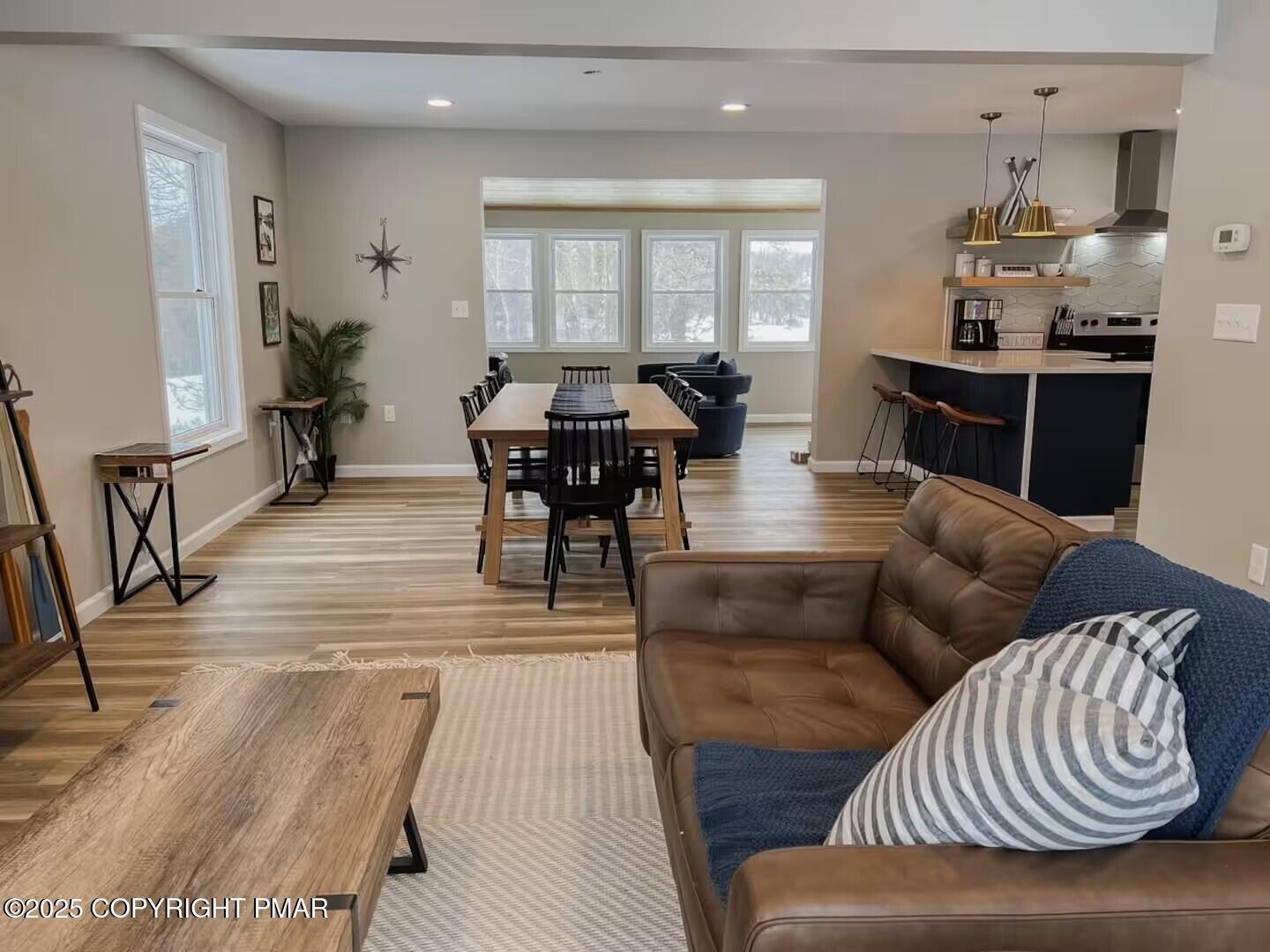 Image 4: living room