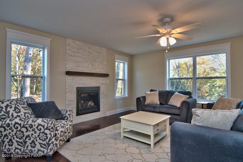 Image 4: Living Room
