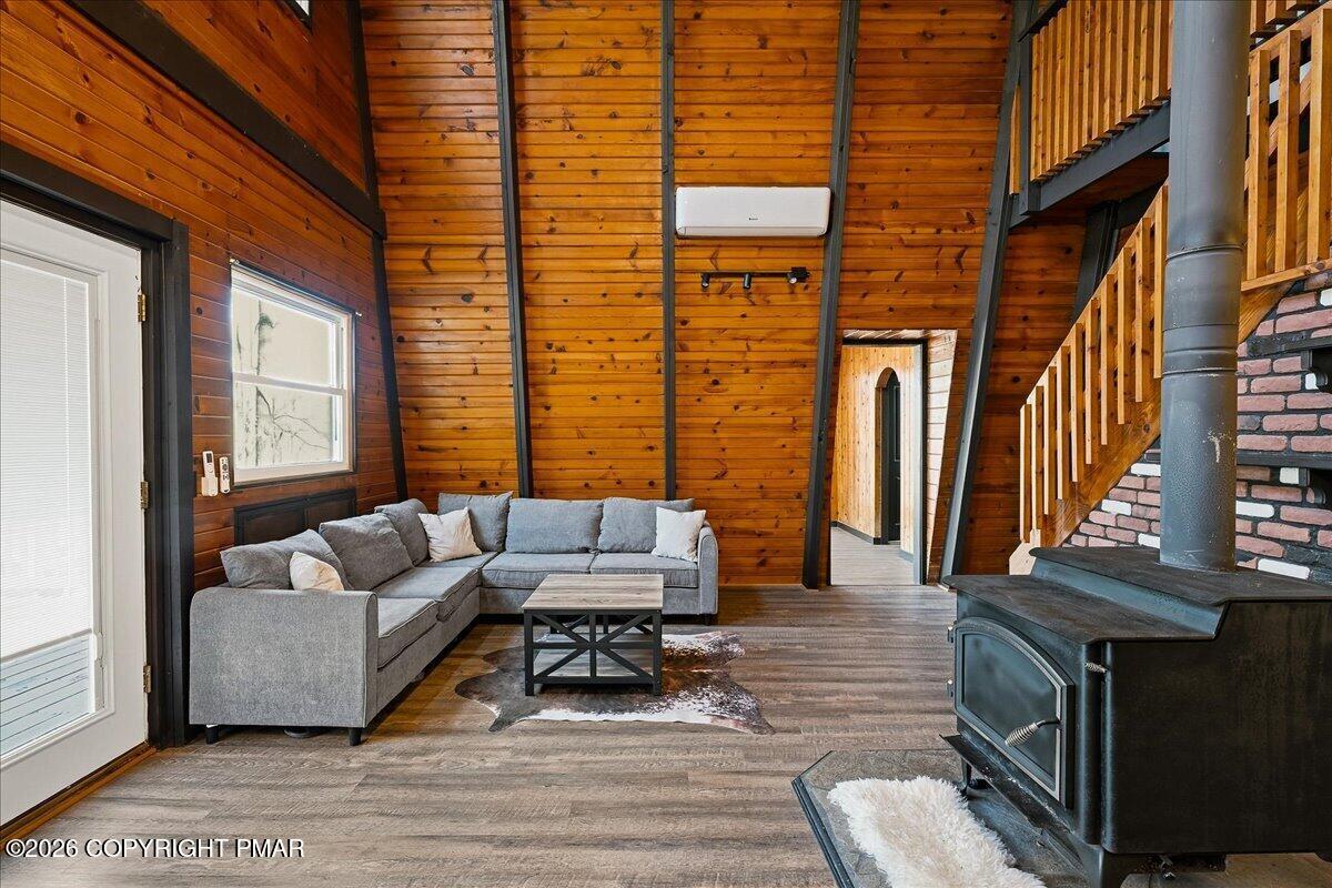 Image 4: Living Room