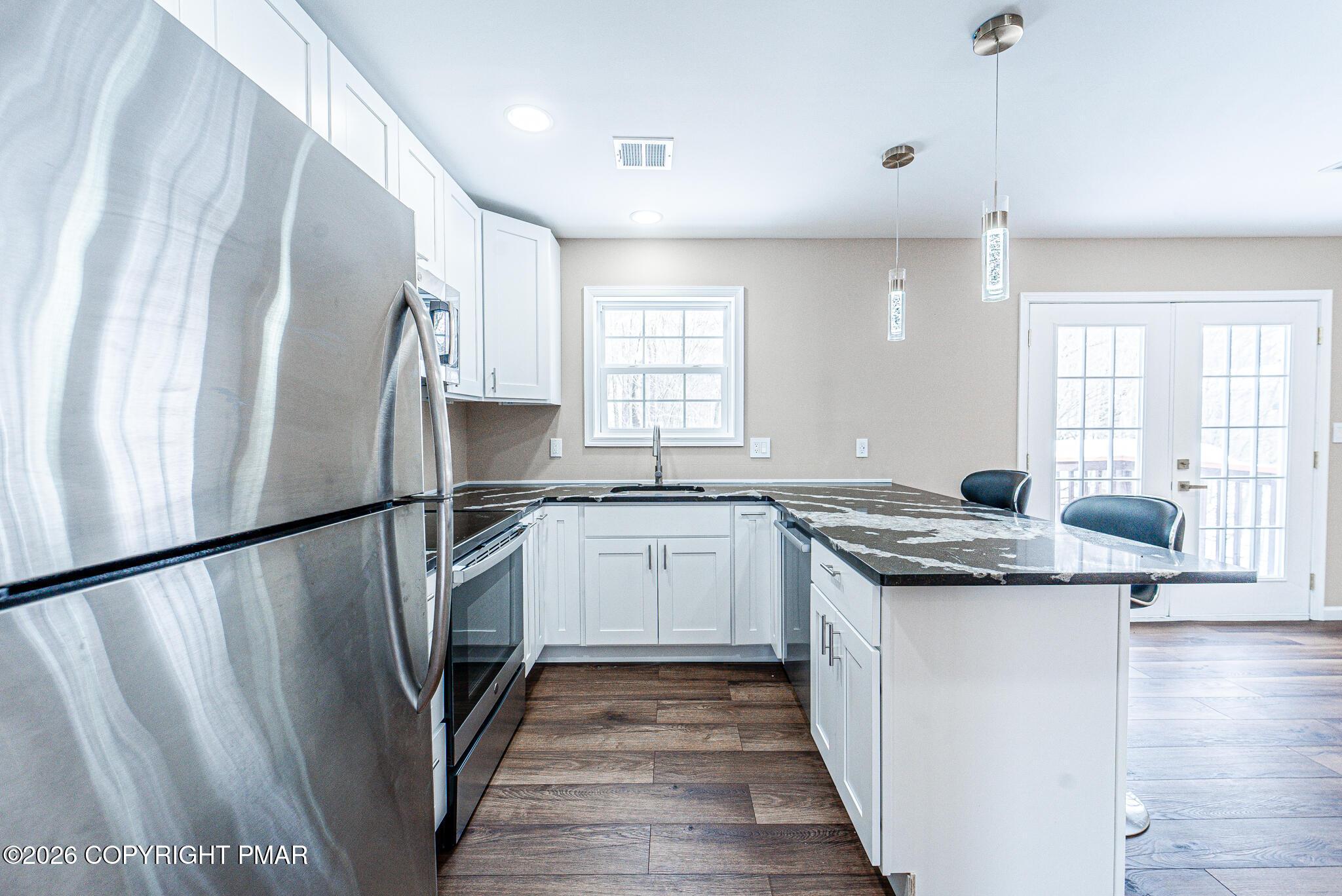 Image 4: Kitchen View 3