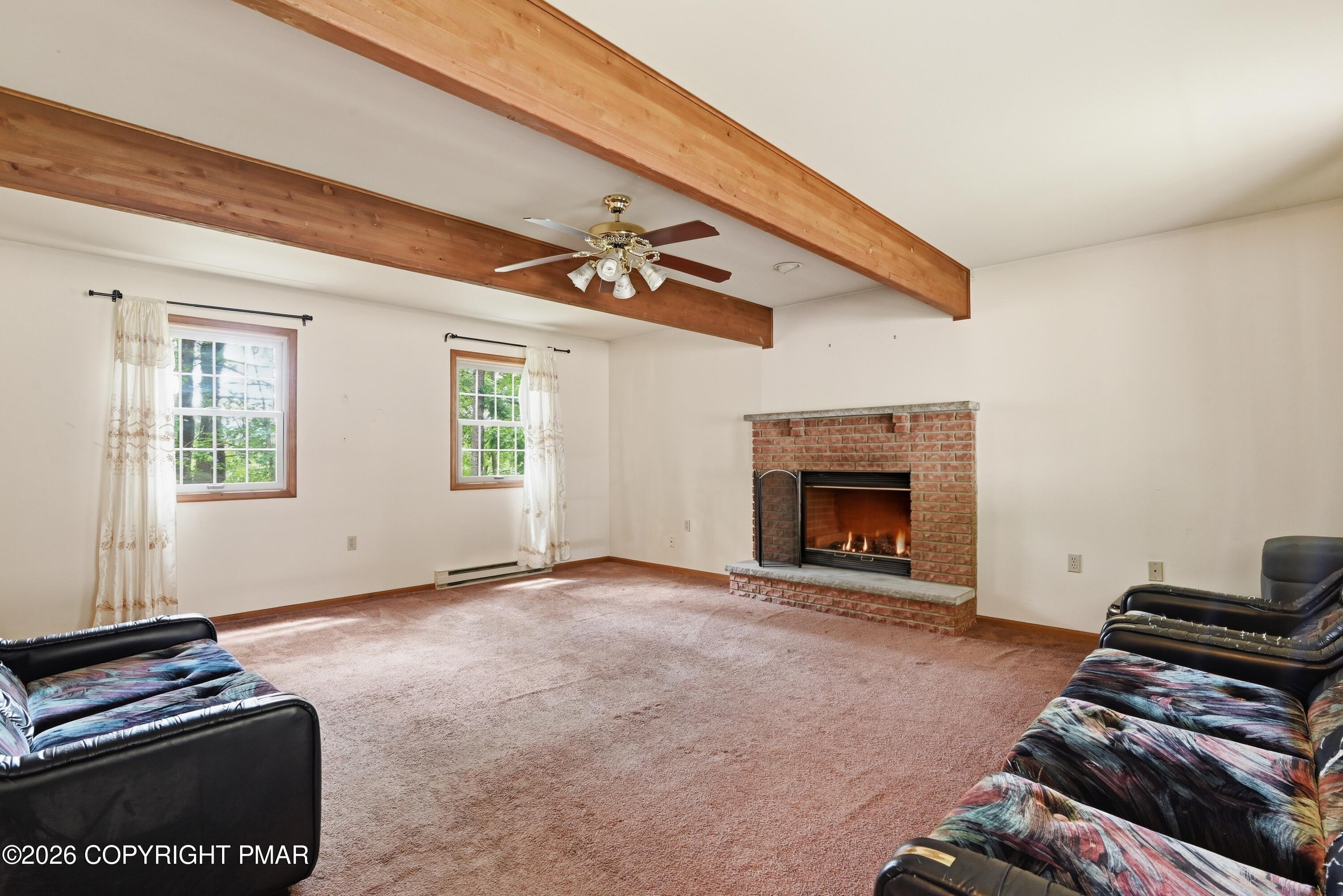 Image 3: Huge Livingroom