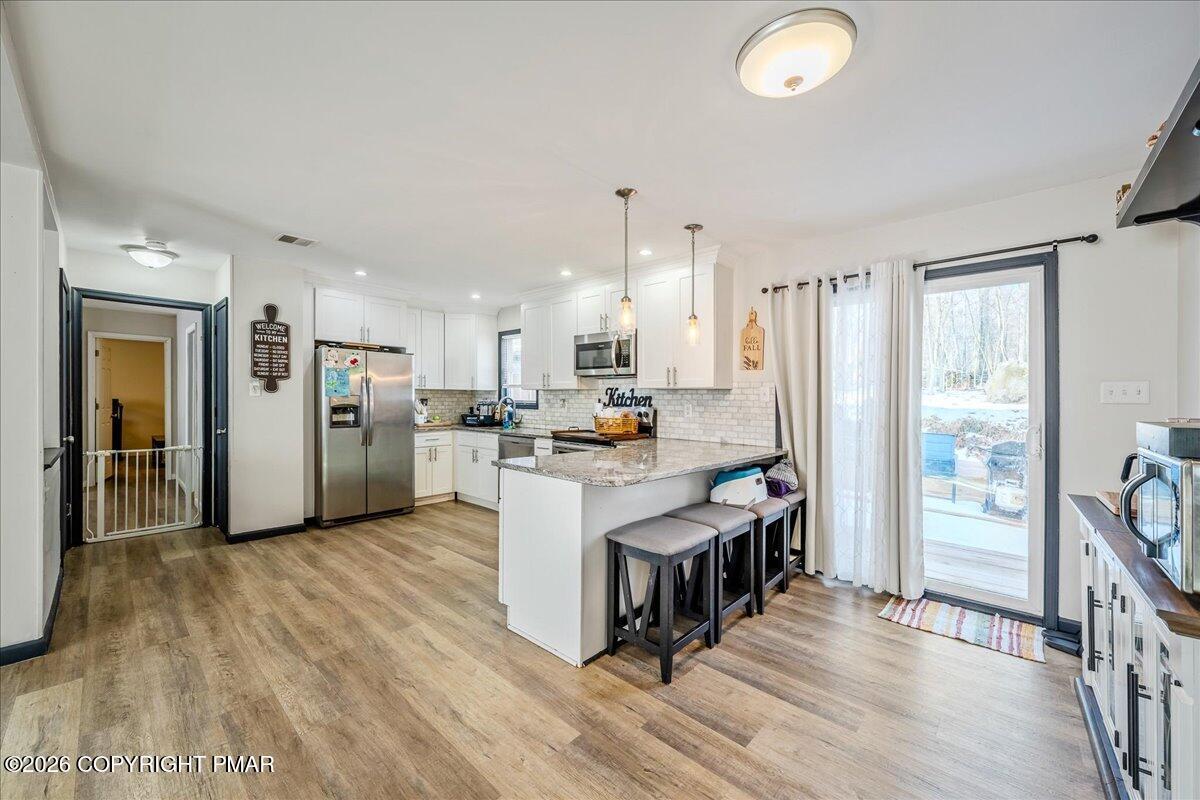 Image 2: Eat-in-Kitchen