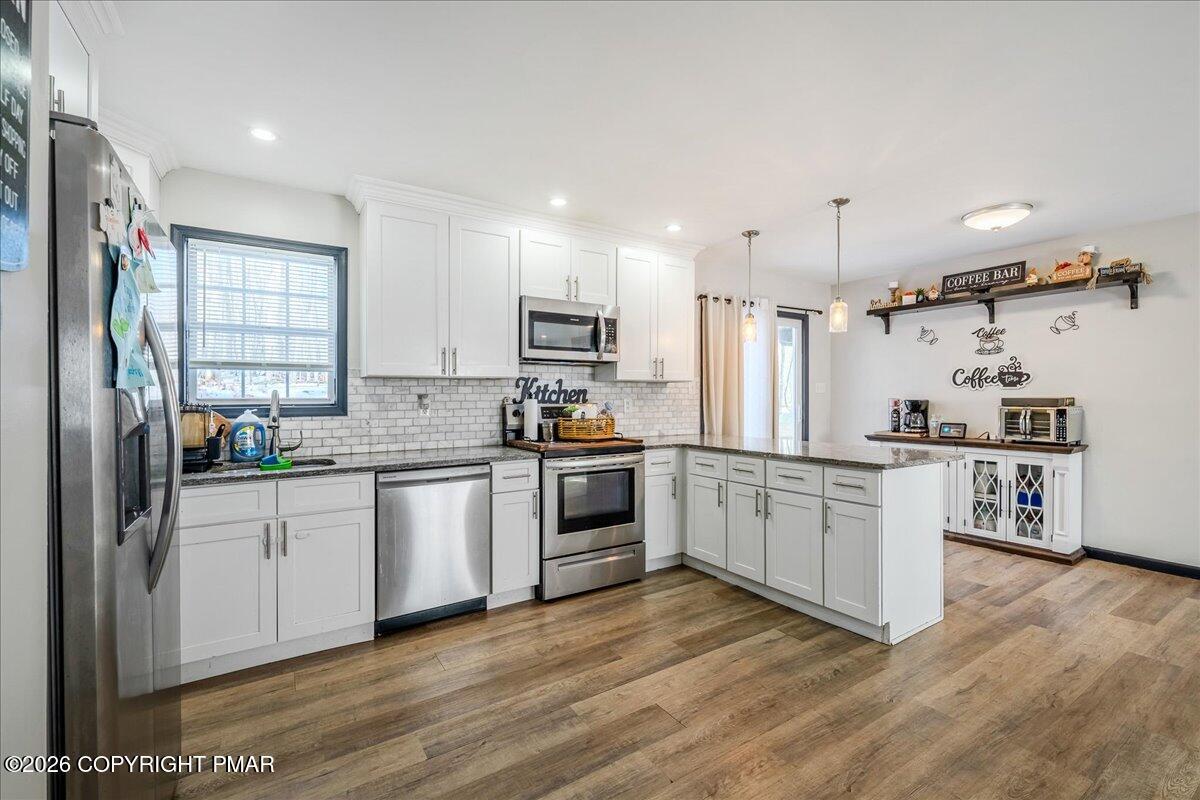 Image 4: Kitchen