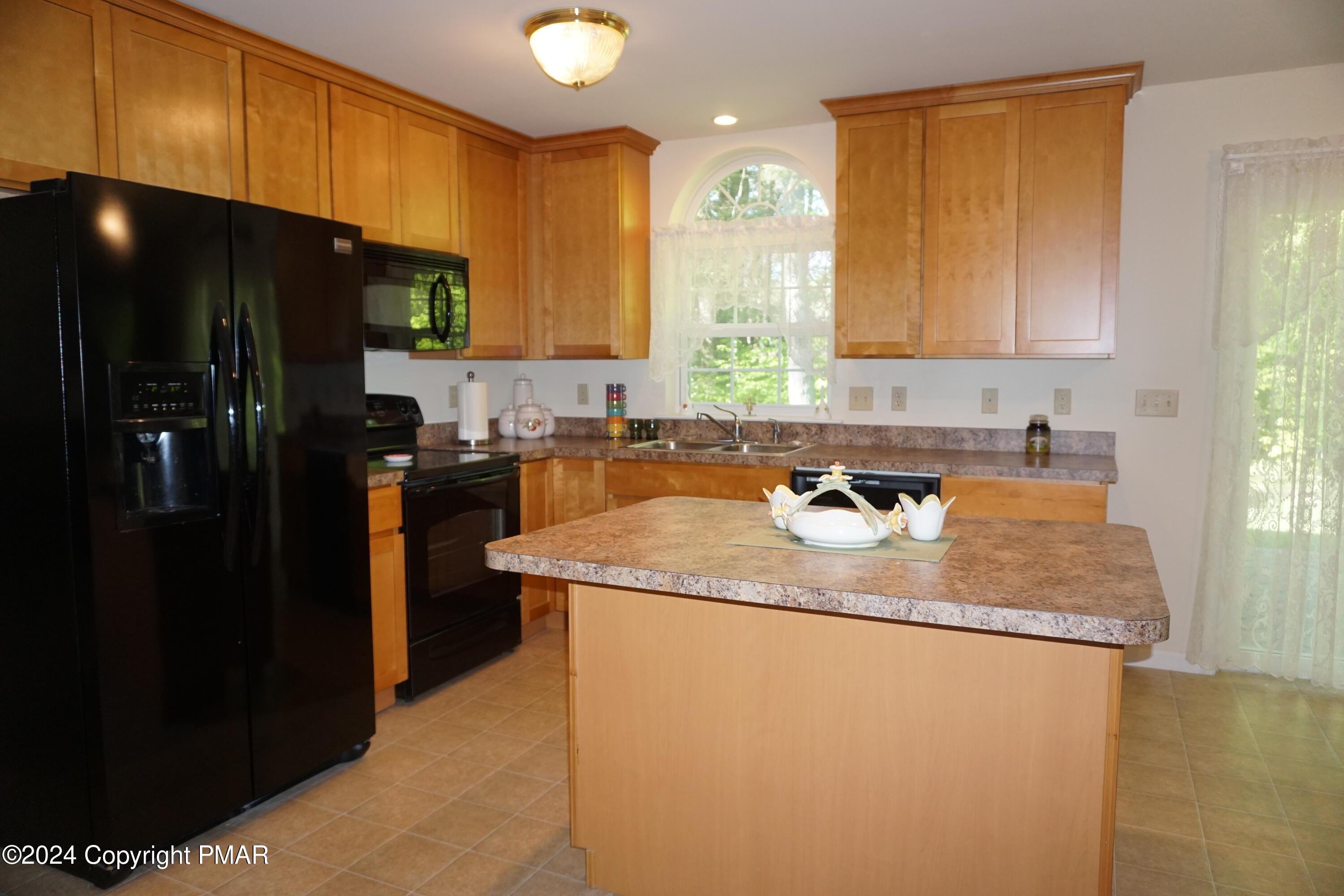 Image 4: Kitchen