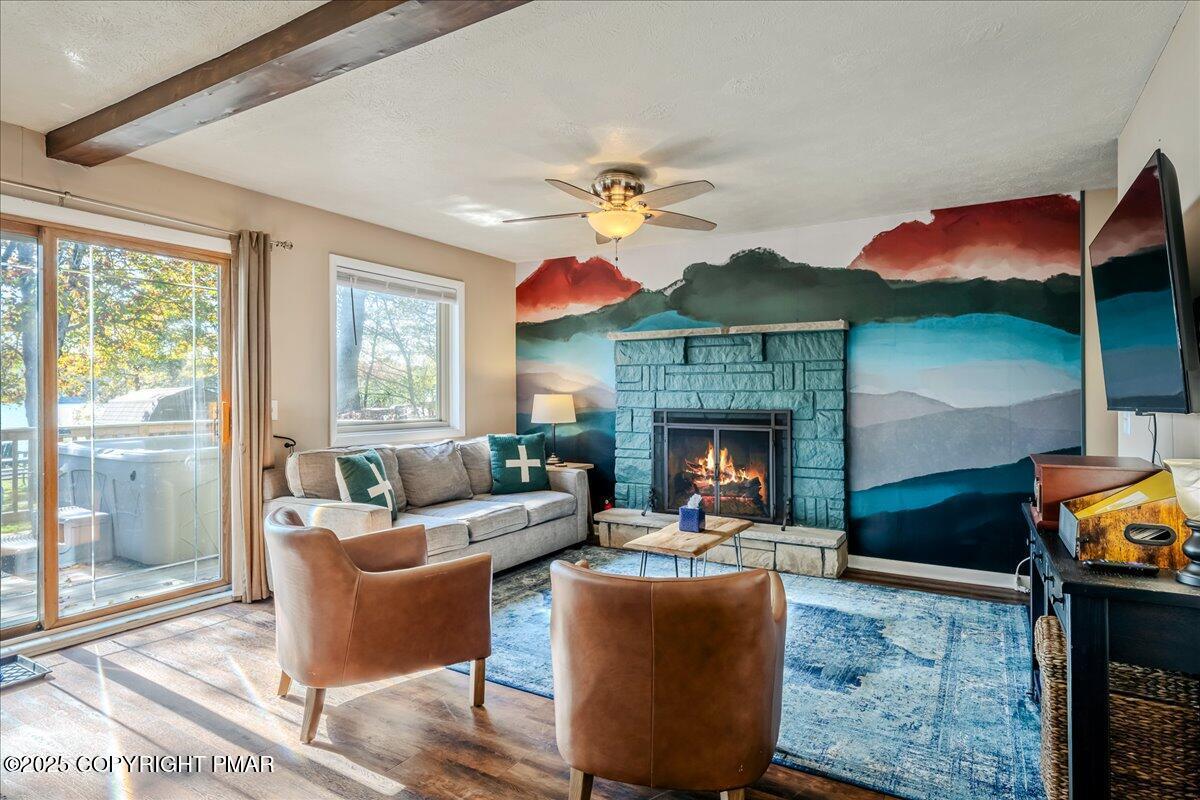 Image 4: Living Room