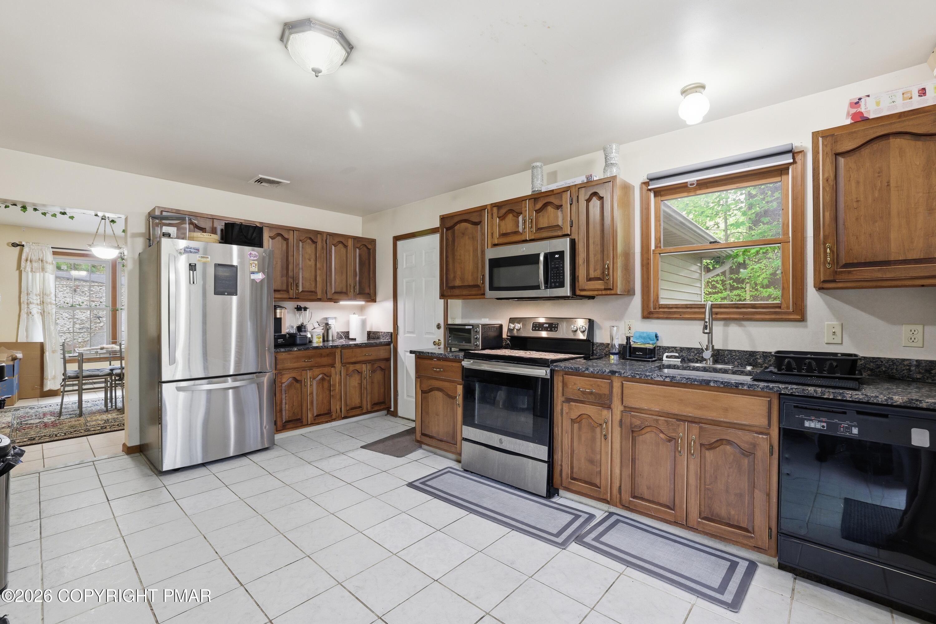 Image 2: Large Open Kitchen