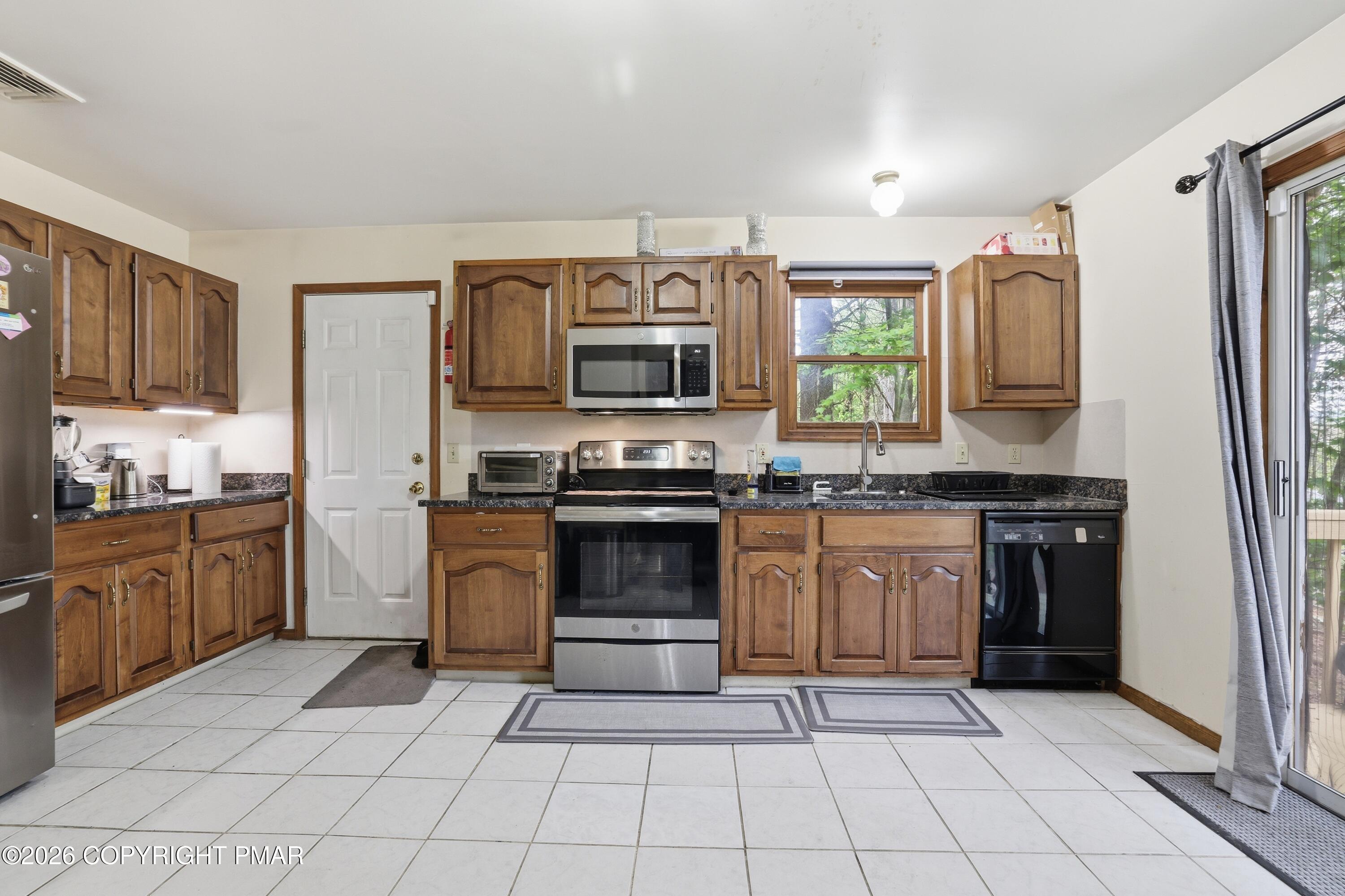 Image 3: Kitchen
