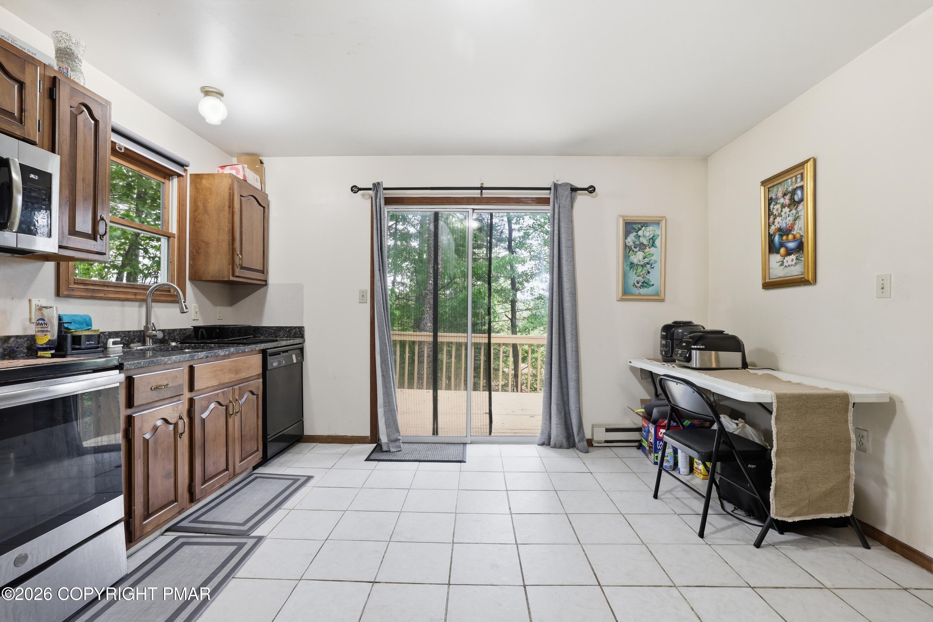 Image 4: Kitchen