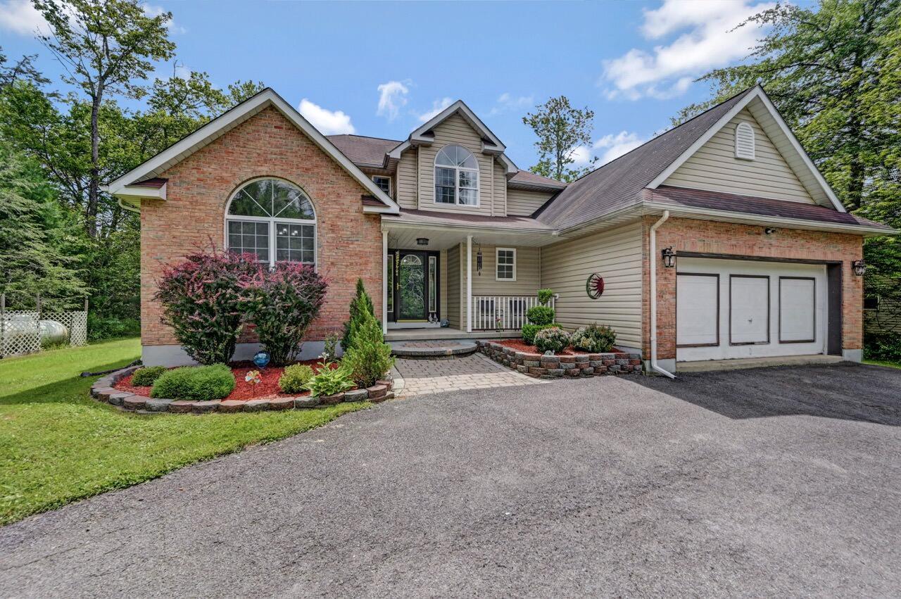 Image 2: Exceptional 5 Bdrm, 4 1/2 Bath Home!