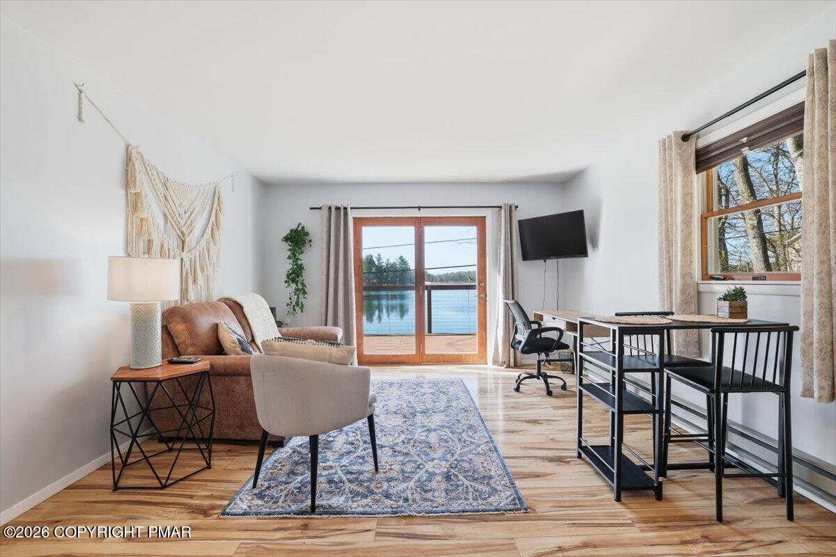 Image 4: Living Room