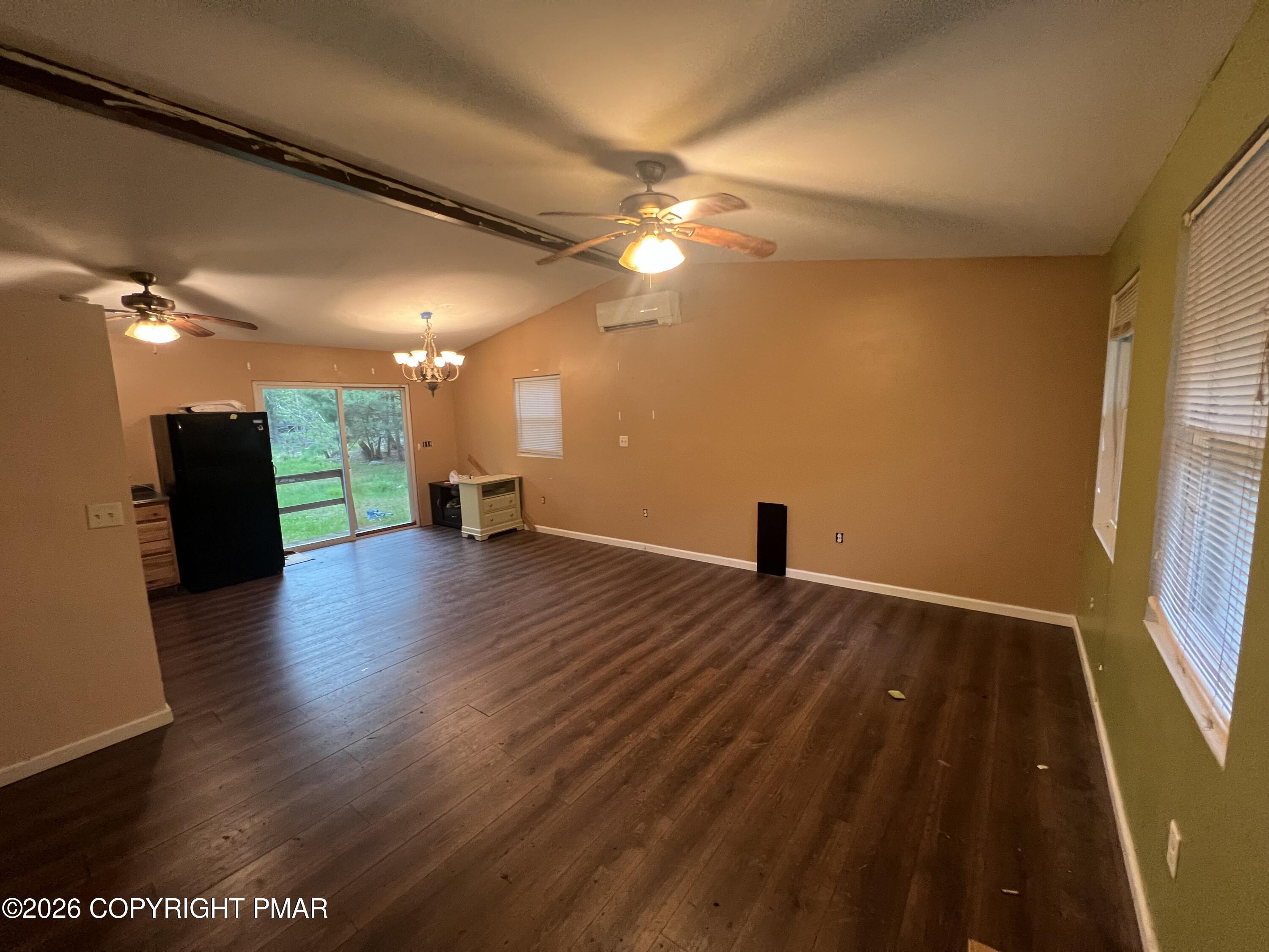 Image 2: Living Room / Dining