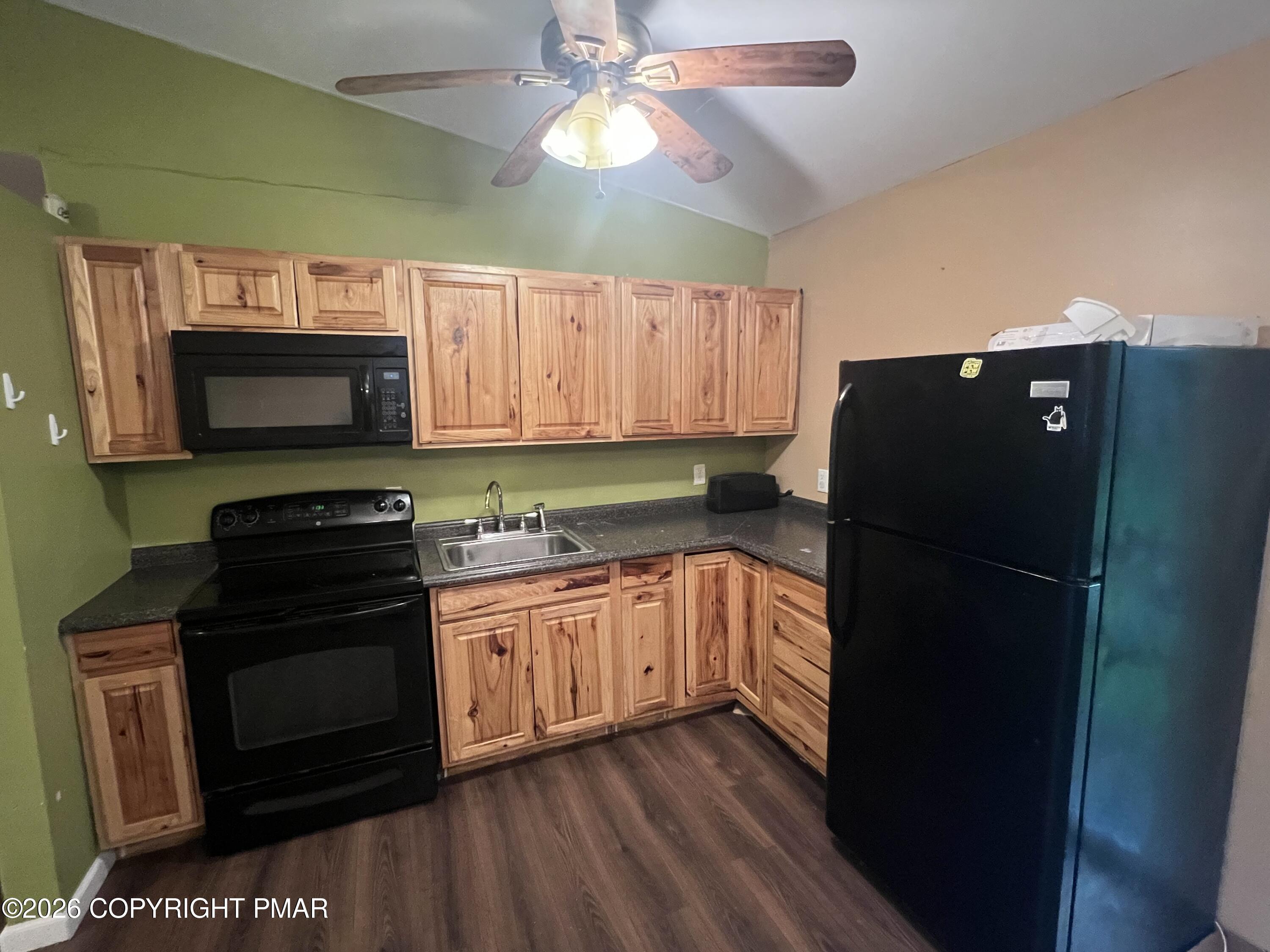 Image 4: Kitchen