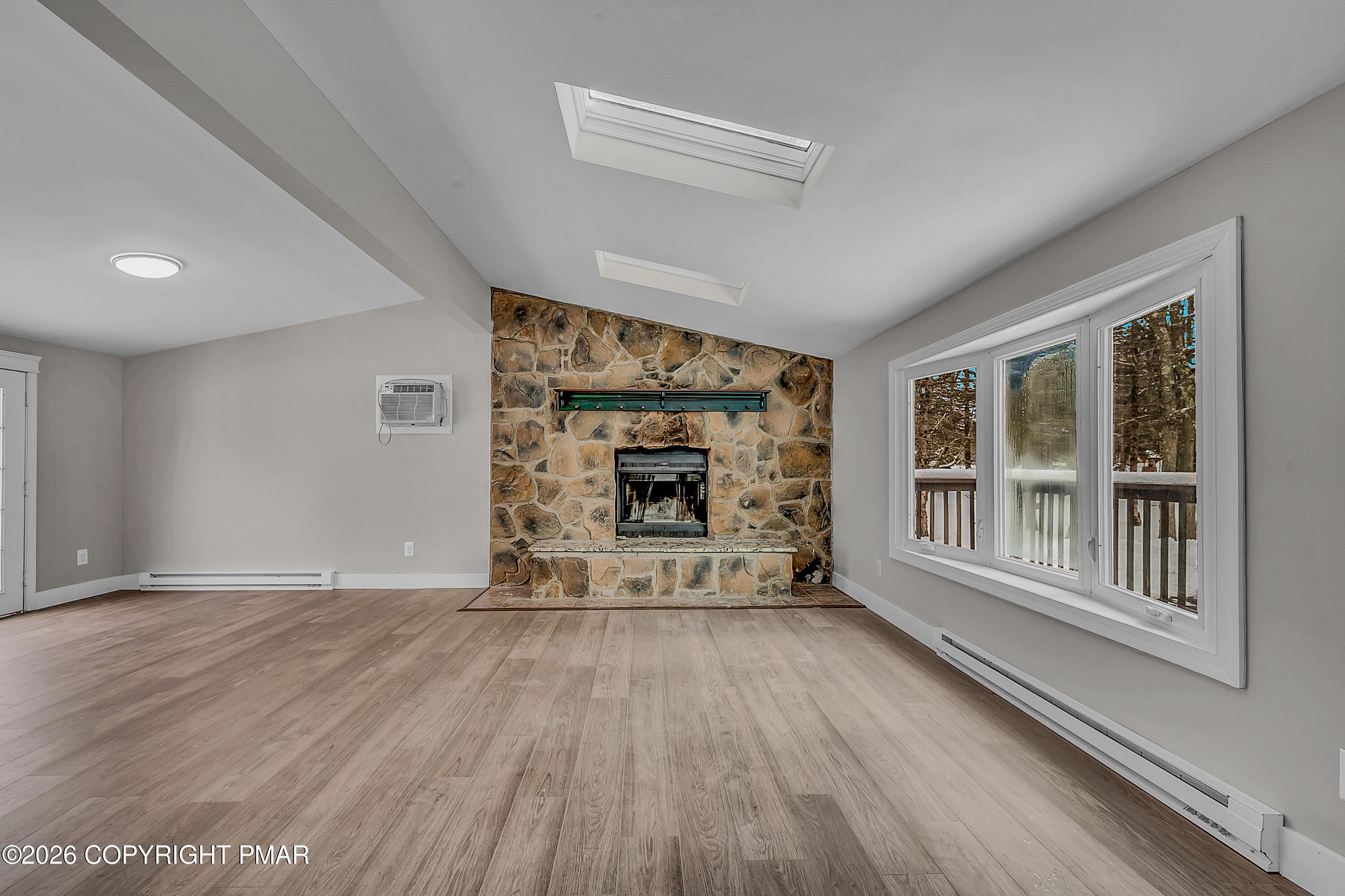 Image 3: Living Room