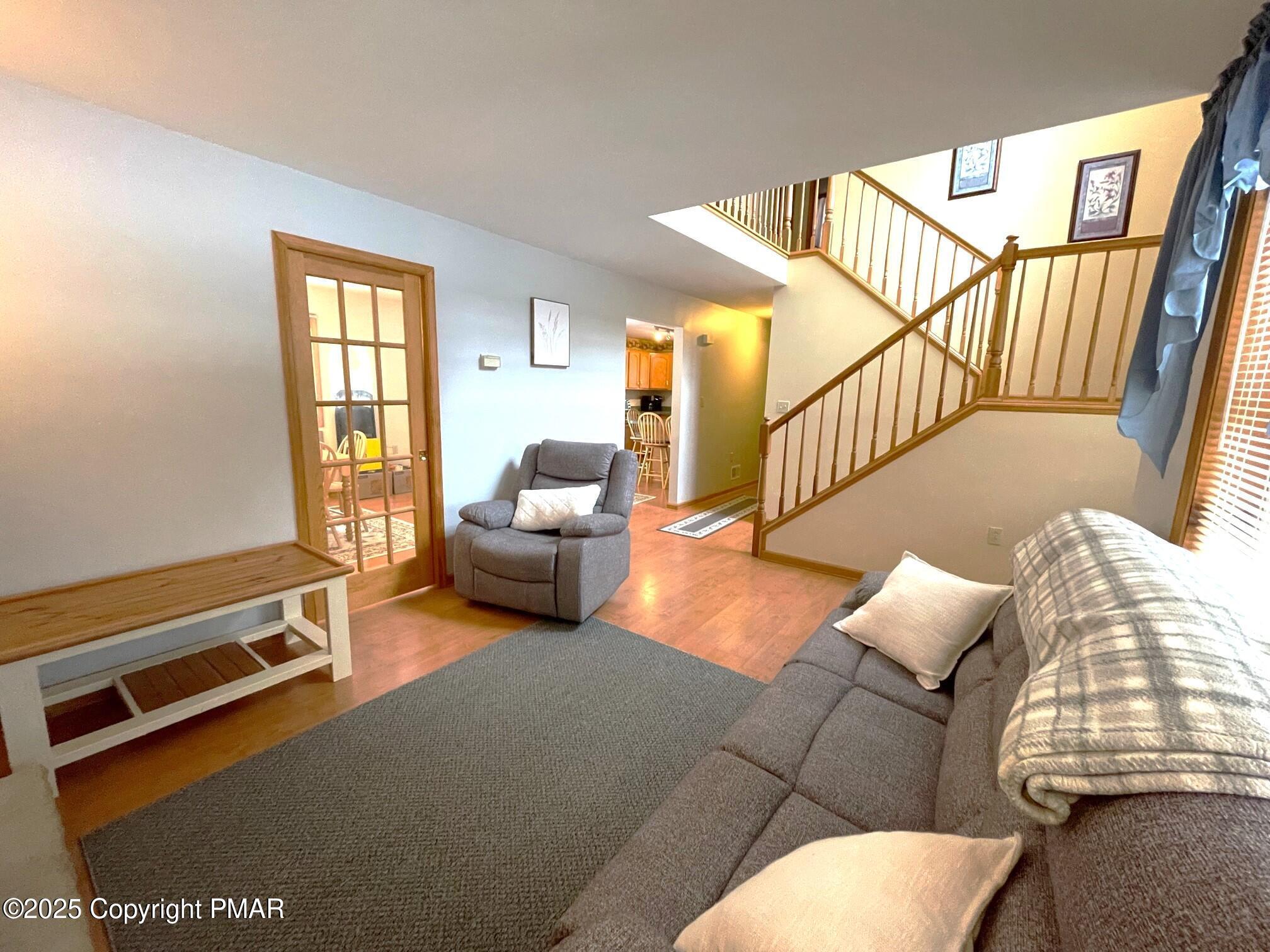 Image 3: Living Room