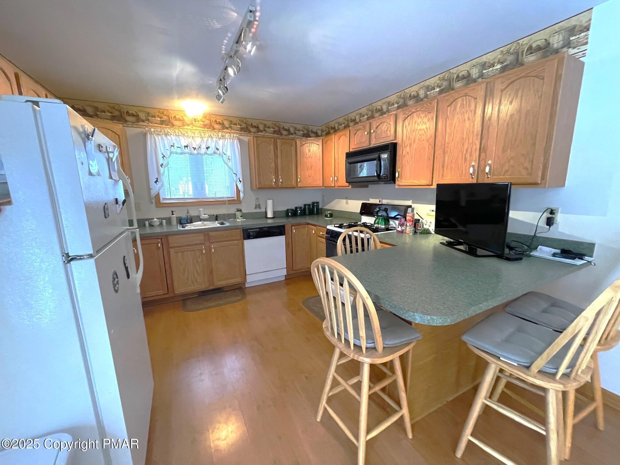 Image 4: Kitchen