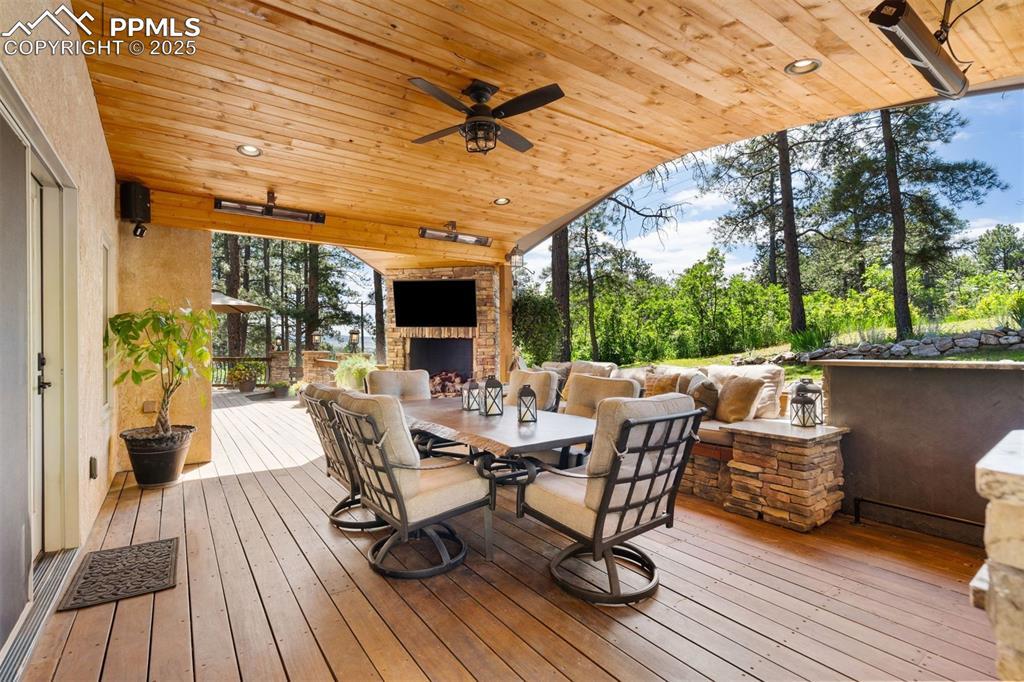 Image 3: Deck