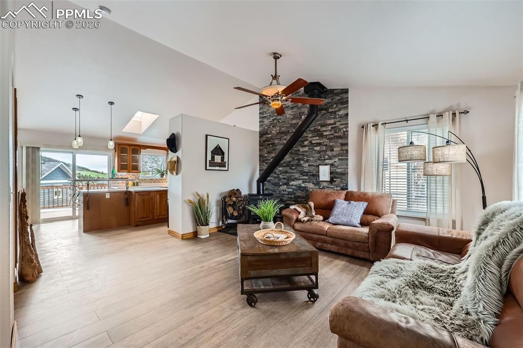 Image 4: Living Room