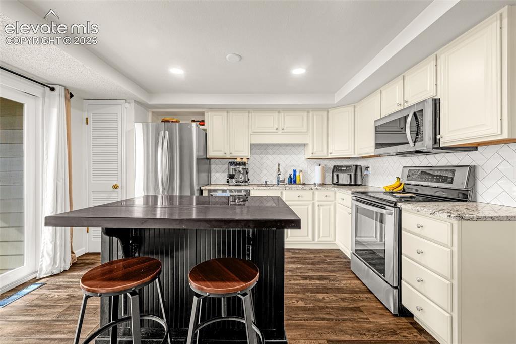 Image 4: Kitchen