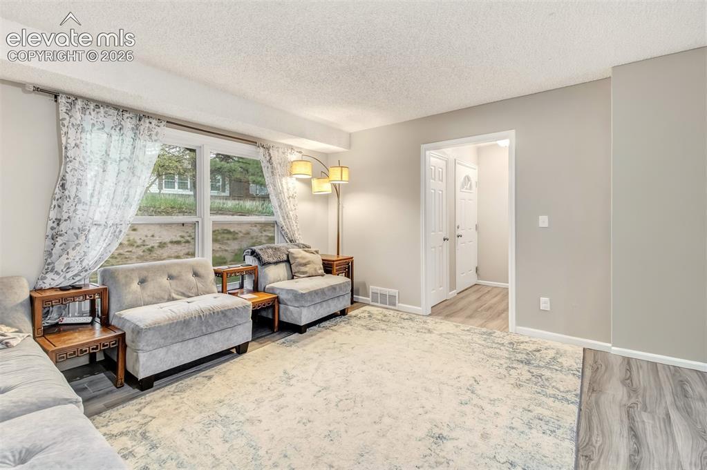 Image 4: Living Room