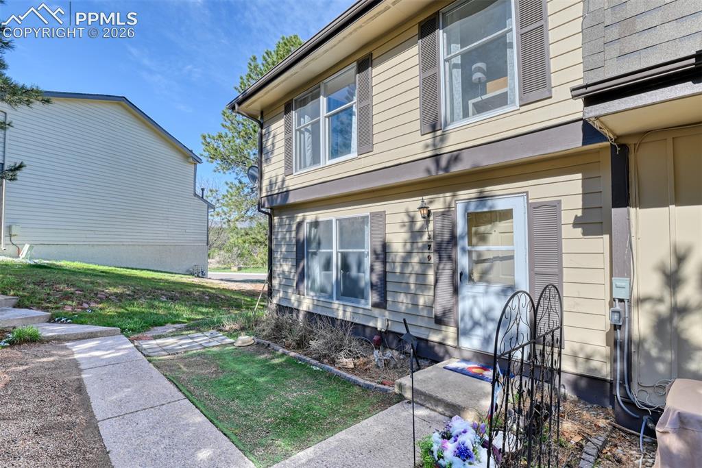 Image 4: End unit so having only neighbors on one side makes this home special.