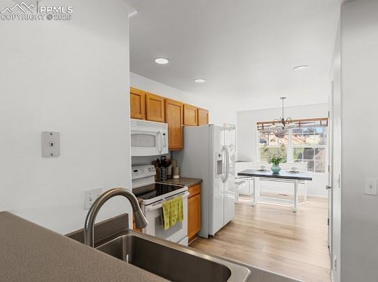 Image 4: Kitchen