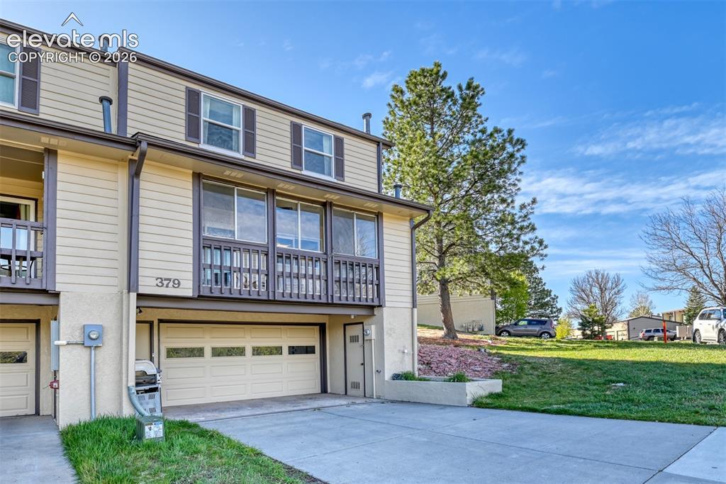 Image 1: End unit so having only neighbors on one side makes this home special.