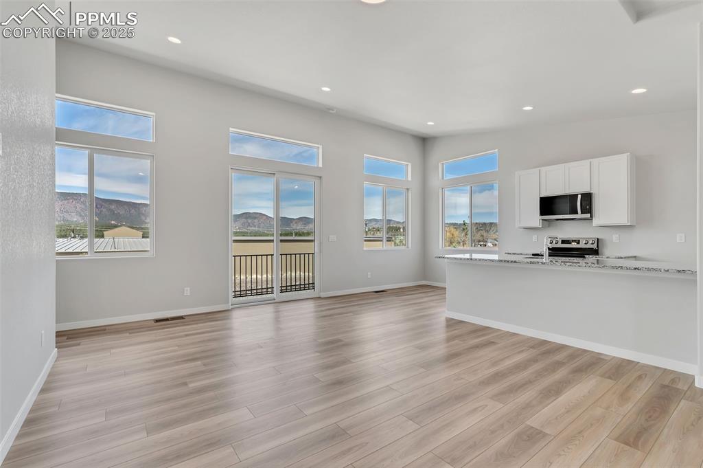Image 4: Living Room