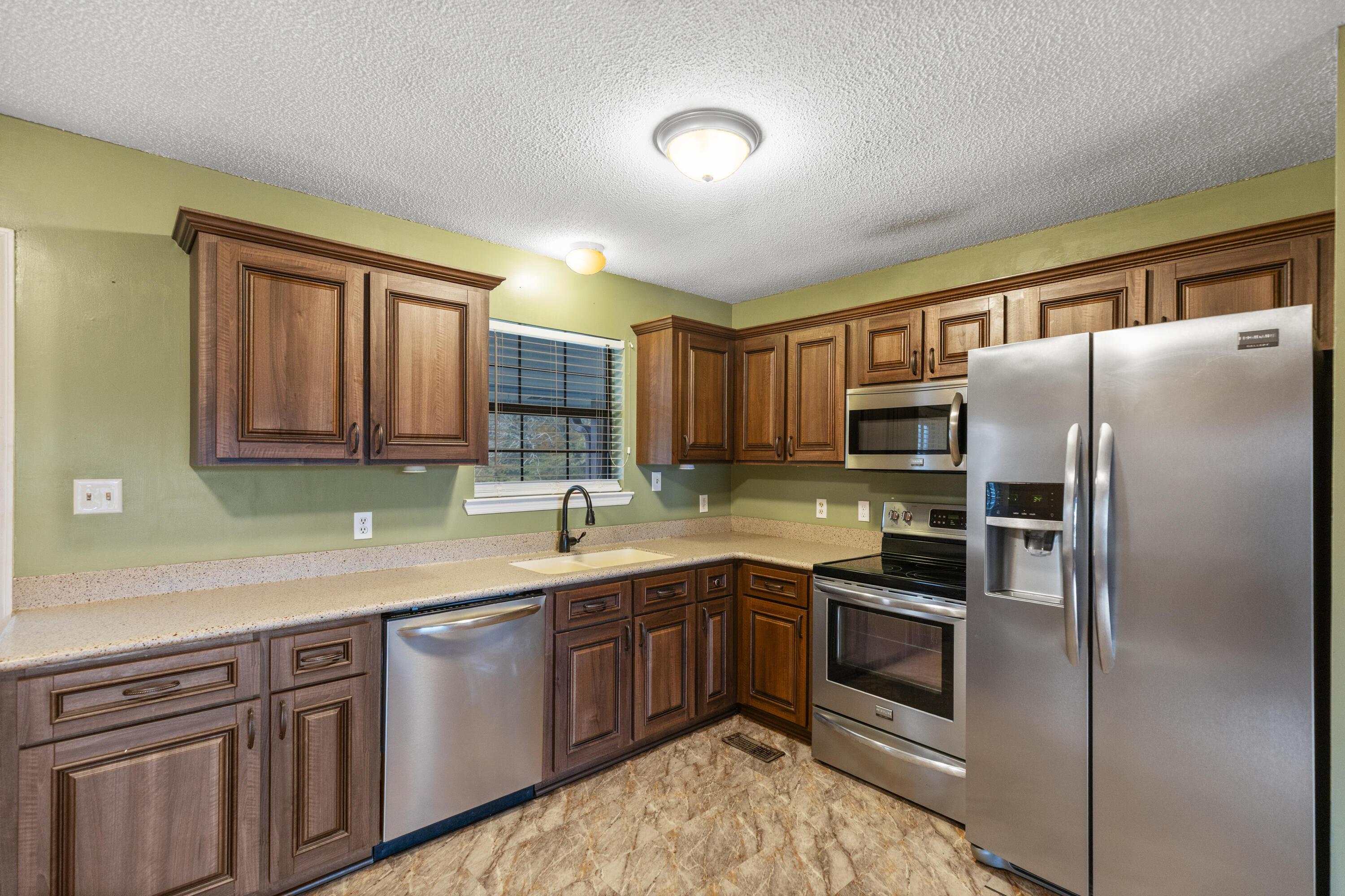 Image 4: Kitchen w/Appliances
