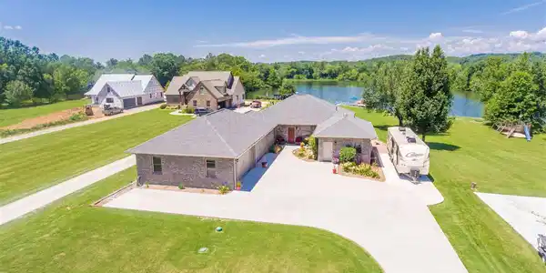 824 Riverbend Drive