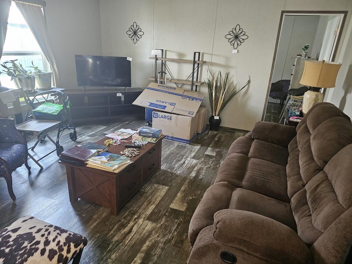 Image 4: Living Room
