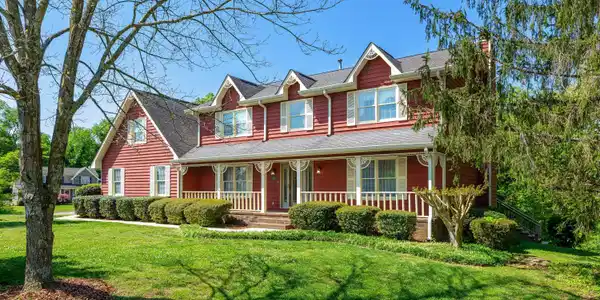 1905 Woods View Court