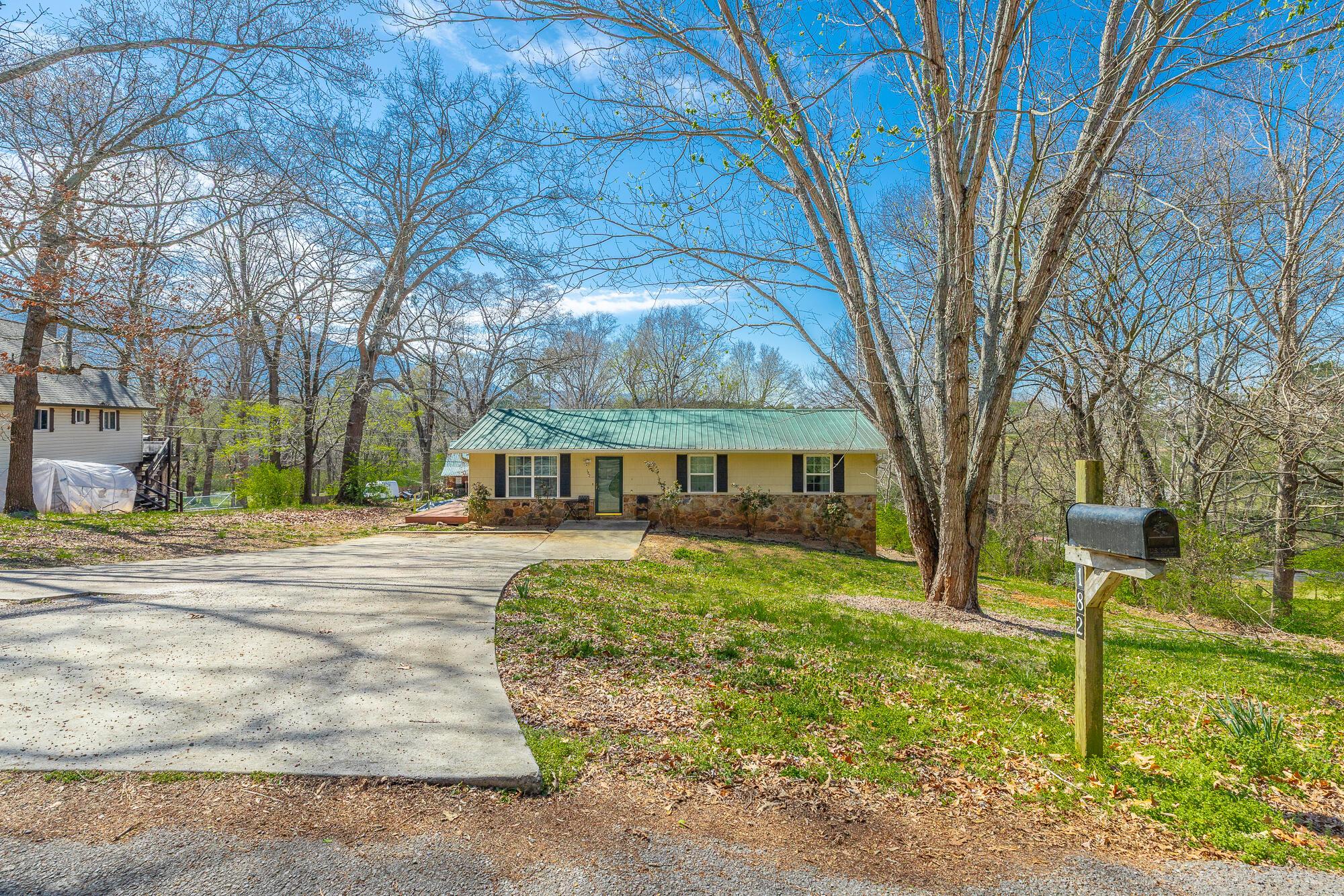 Image 2: 182 Woodbine Drive HD-40