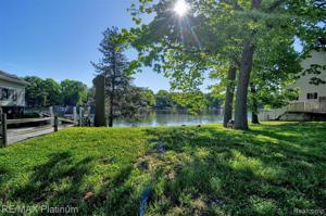000 LAKESIDE Drive