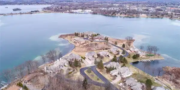 56 CHATEAUX DU LAC