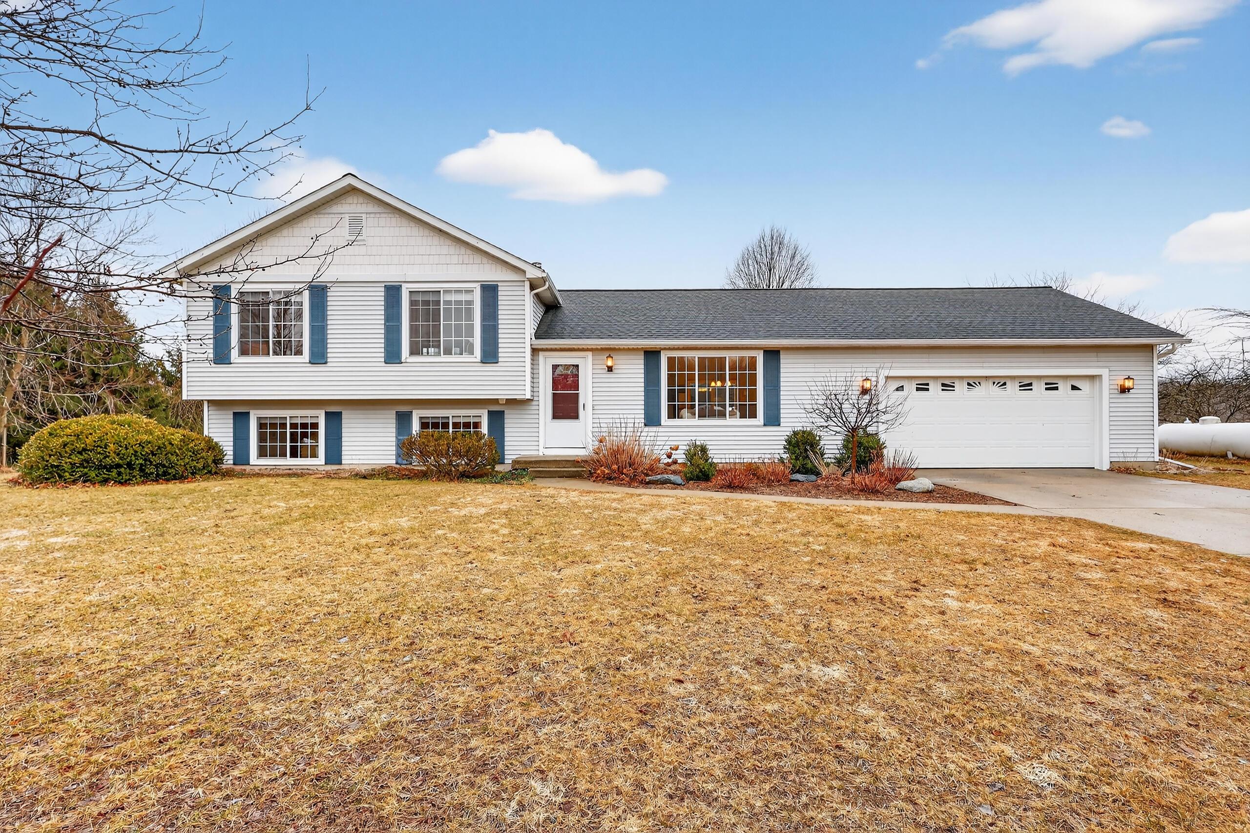 Image 2: 03-11403 Rita Dr Middleville-Windowstill