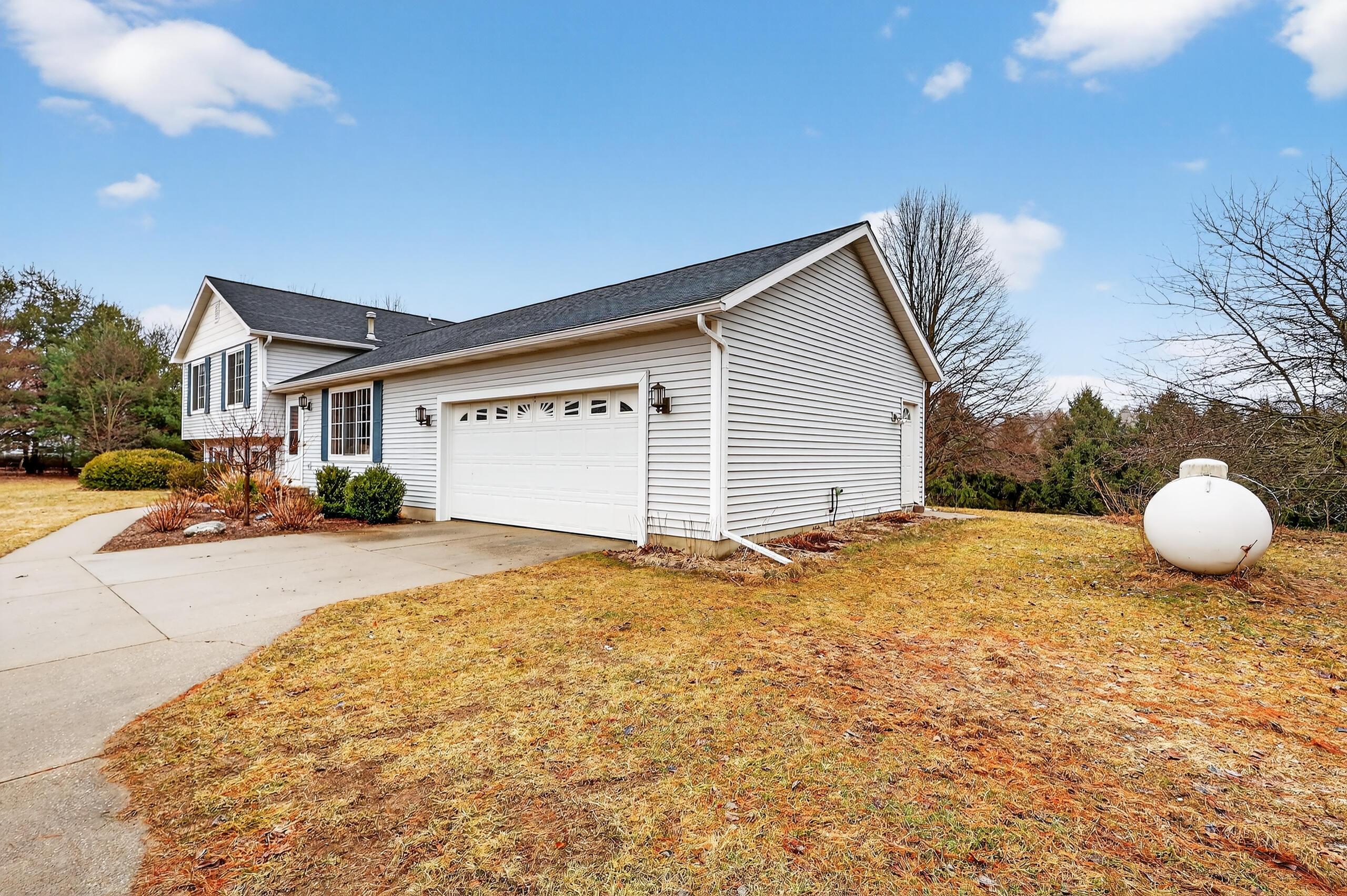 Image 4: 04-11403 Rita Dr Middleville-Windowstill