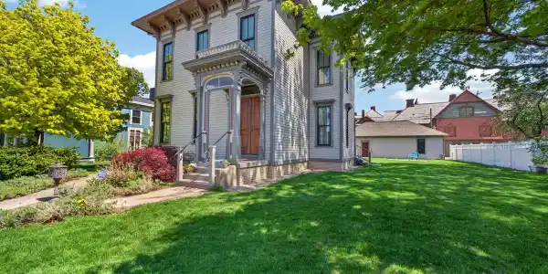 511 W Clay Avenue