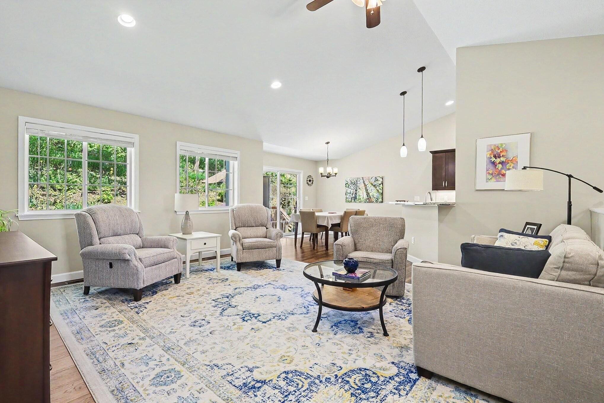 Image 4: Living Area