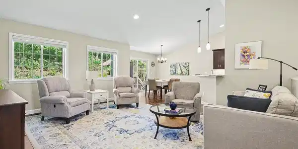 Image 4: Living Area