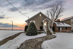 2940 LAKESHORE Drive