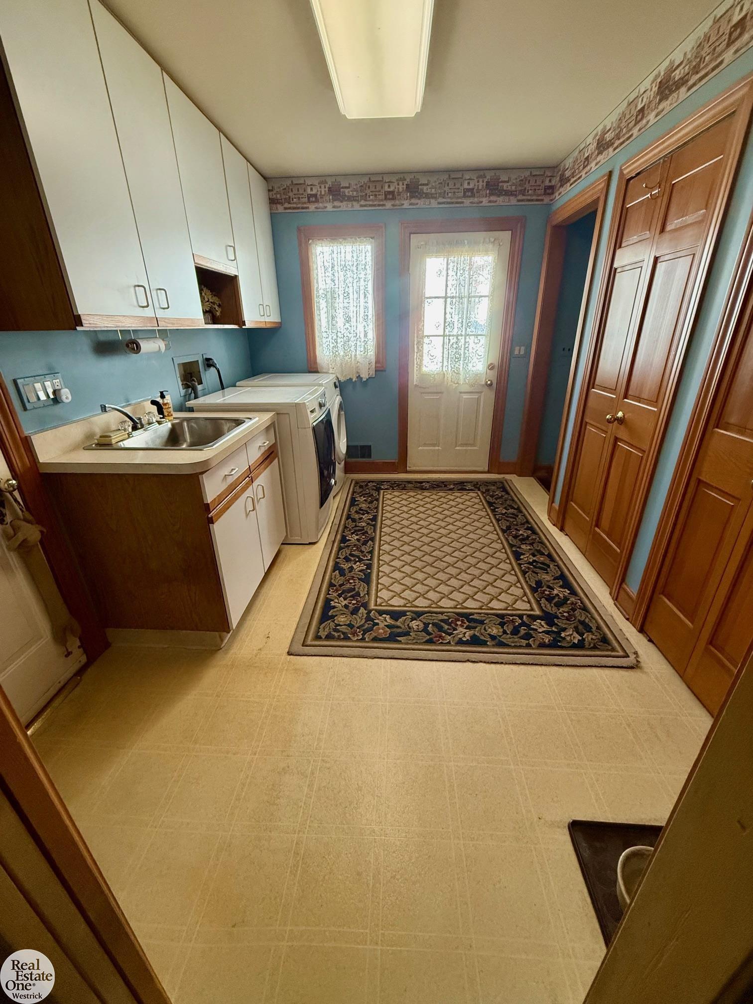 Image 4: Entry Laundry Room