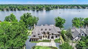 1424 INWOODS Circle