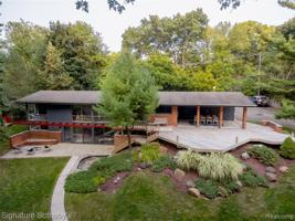 1800 E TAHQUAMENON Court