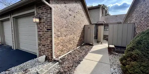 5743 WOODLAND VIEW Court