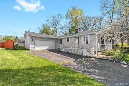 569 LAKESIDE Drive