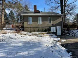 989 Lakeside Drive